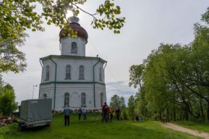 Группа туристов у храма на Секирной горе собирается перед прогулкой по тропам