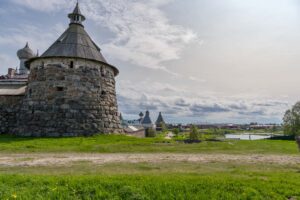 Круглая башня Соловецкого монастыря, вид на поселок
