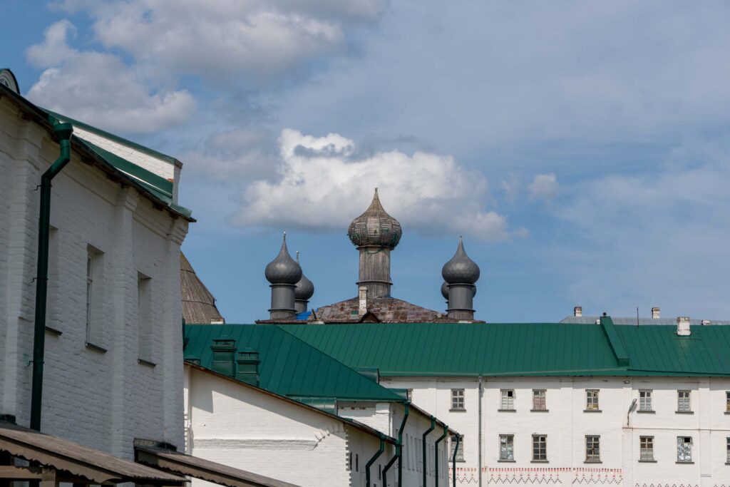 Купола Соловецкого монастыря над зелёными крышами корпусов