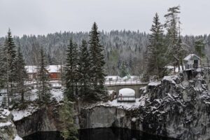 Мостик у входа в каньон Рускеала