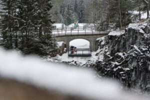 Нижняя площадка под мостом Рускеала