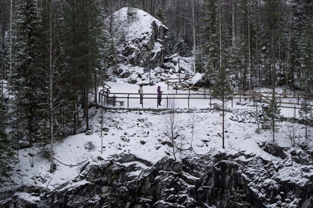 Нижняя смотровая площадка Рускеалы зимой