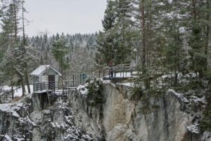 Обзорная площадка на краю каньона Рускеала