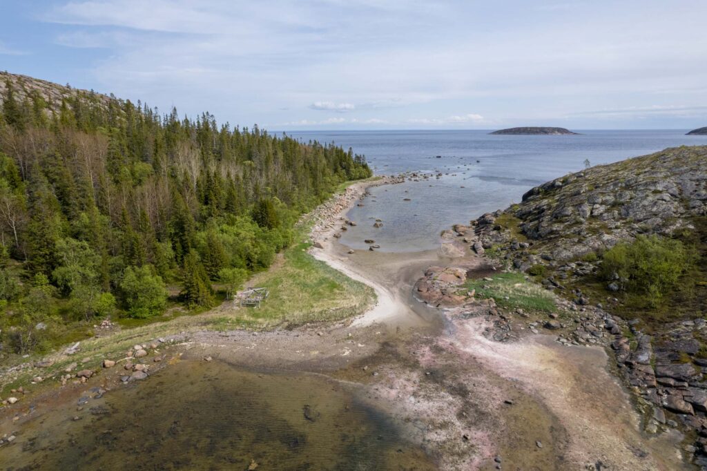 Песчаная коса на архипелаге Кузова, вода прозрачная на Соловках