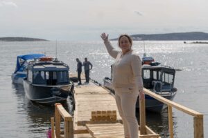 Прибытие на Соловки, катера у причала Кузова