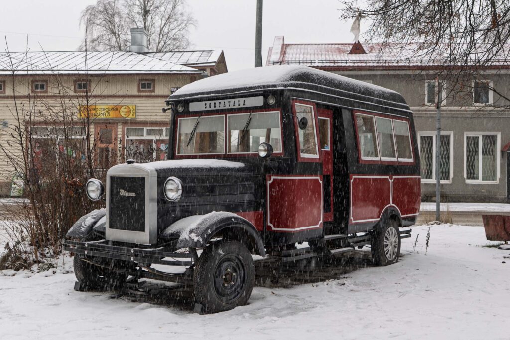 Ретро автобус в центре Сортавалы зимой