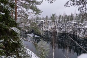 Северная стенка каньона Рускеала зимой