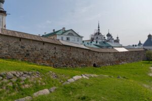 Длинная каменная стена и купола на Соловках