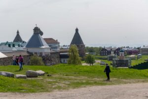 Соборные стены и башни Соловецкого монастыря, панорама с холма