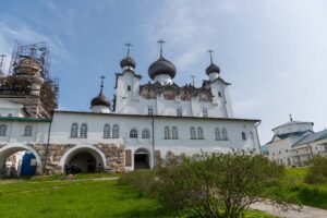 Спасо Преображенский собор Соловки, белые стены и темные главы на фоне неба