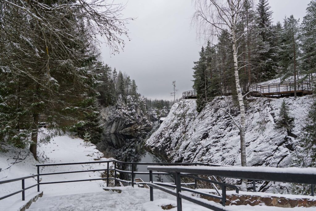 Спуск к воде в каньоне Рускеала