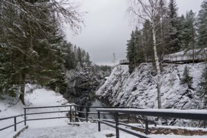 Спуск к воде в каньоне Рускеала