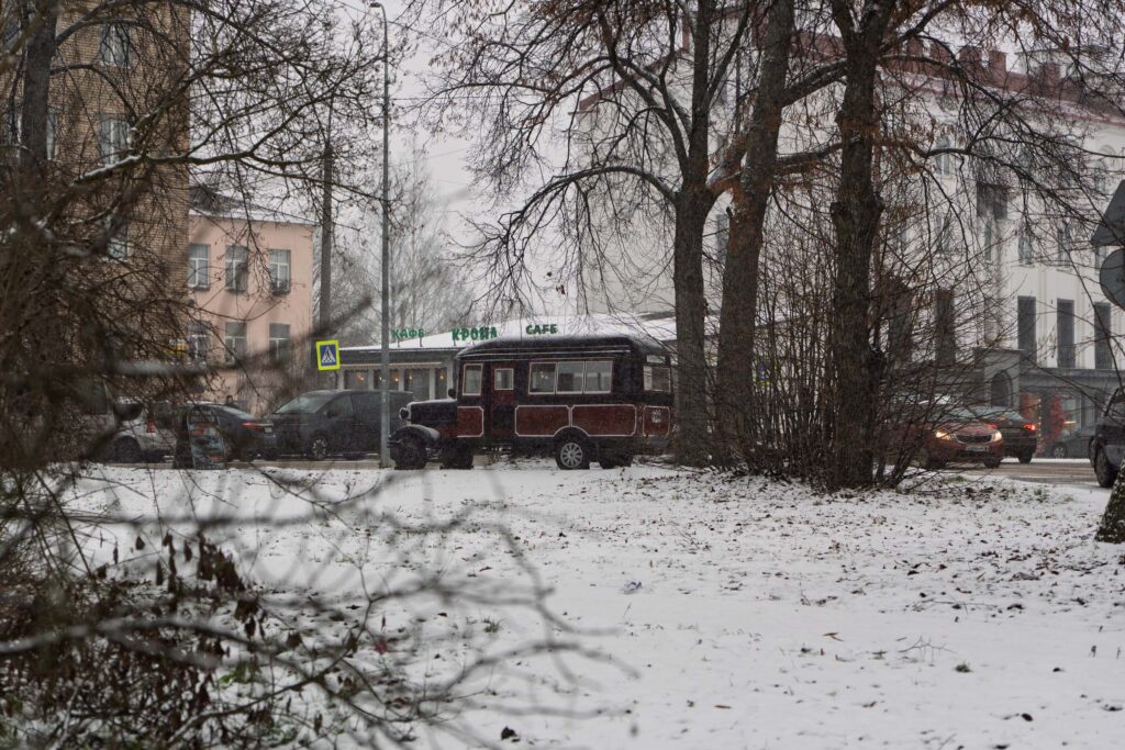 Старый автобус в снежном парке Сортавалы