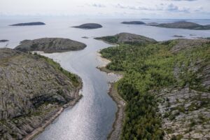 Узкий пролив архипелага Кузова на Соловках