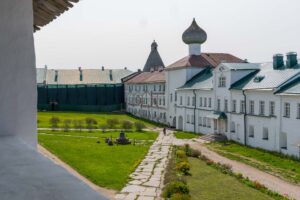 Внутренний двор Соловецкого монастыря, утренний свет над белыми корпусами