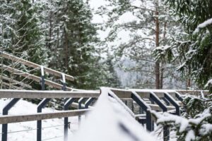 Заснеженные перила тропы в Рускеала