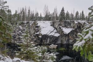Заснеженные скалы каньона Рускеала, фото к туру ТОП места Карелии на 2 дня из Петрозаводска