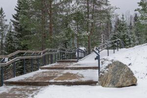 Зимняя лестница парка Рускеала