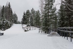 Зимняя тропа в парке Рускеала
