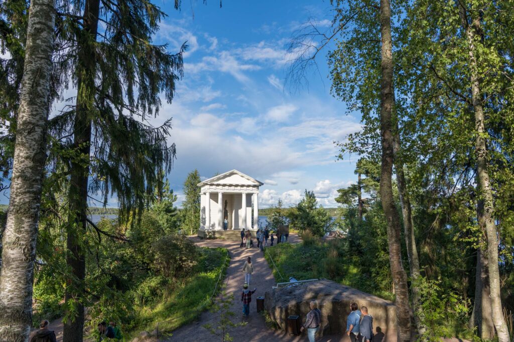 Аллея к беседке в парке Монрепо