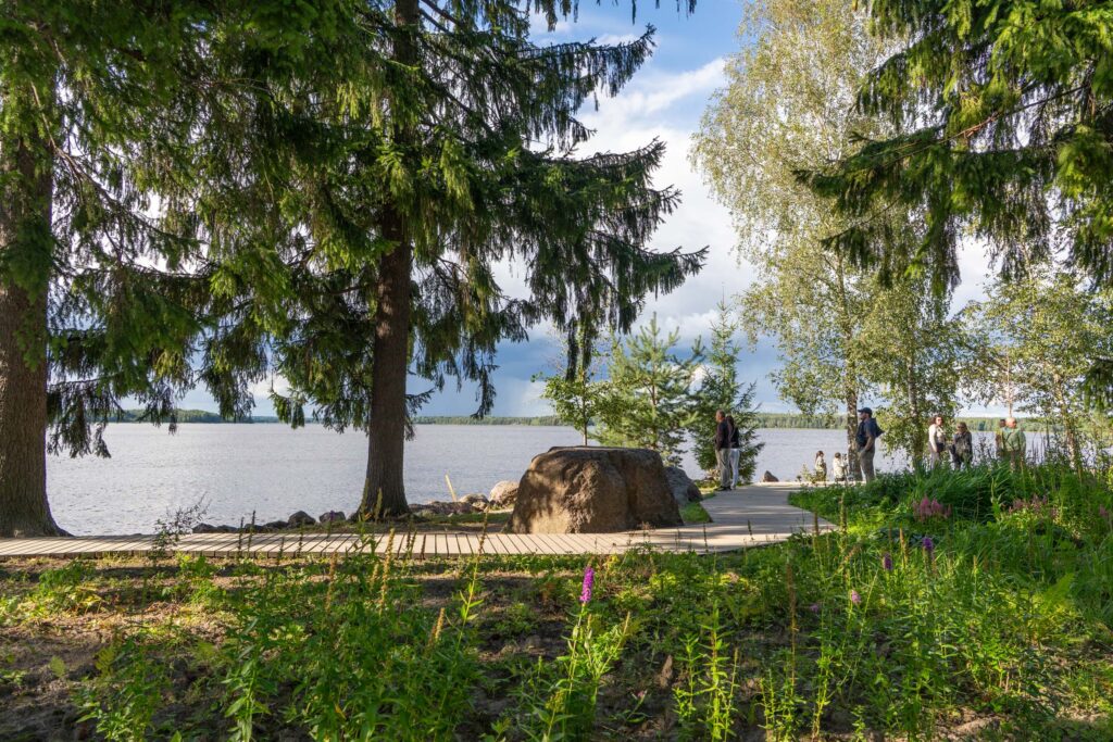 Береговая дорожка у воды Монрепо