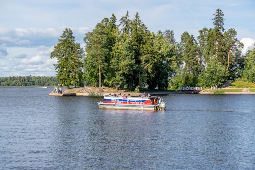 Прогулочный катер на воде Монрепо