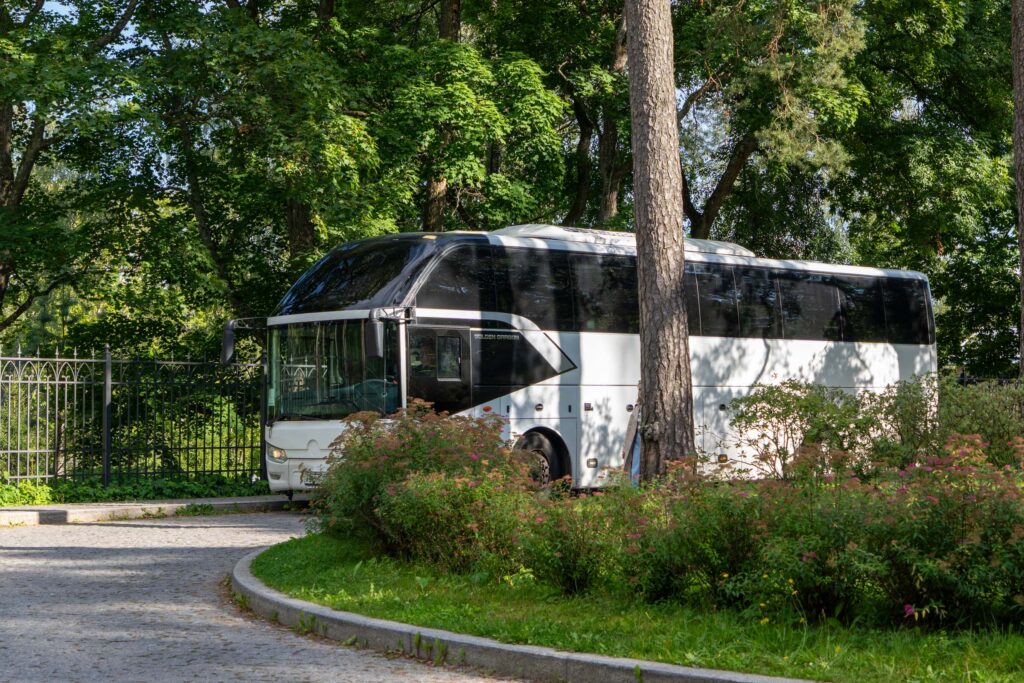 Туристический автобус у парка Монрепо