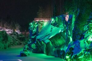 Скальный уступ Рускеала, зеленая подсветка мрамора, фото к туру Карельский экспресс на 3 дня из Петрозаводска