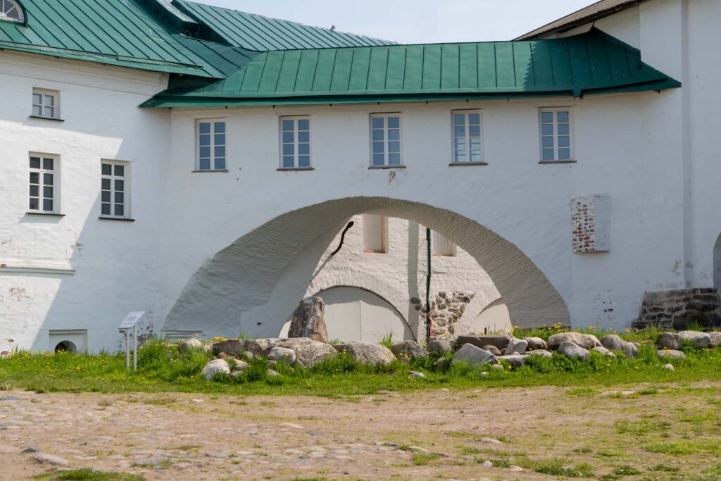 Белая арка в Соловецком монастыре