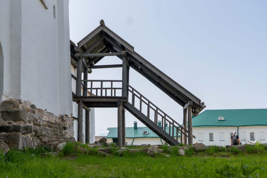 Деревянная лестница у стены монастыря