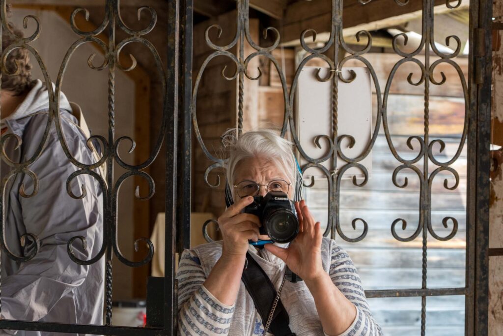 Фотограф в галерее Соловецкого монастыря