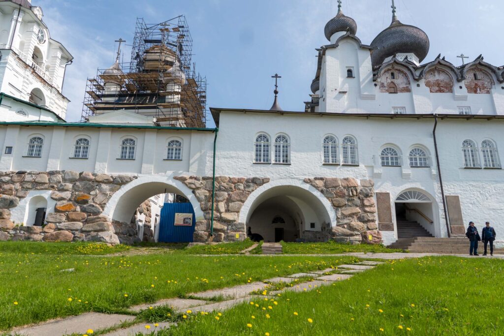 Крепостная стена Соловецкого монастыря весной