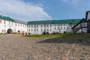 Монастырская площадь Соловков с брусчаткой