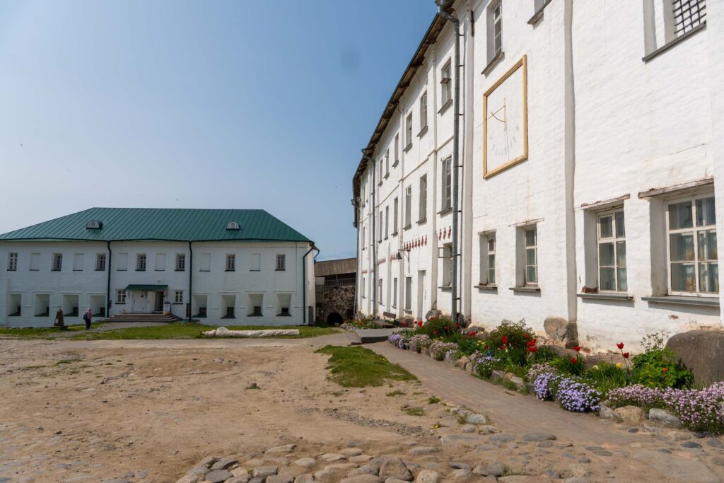Монастырский двор и солнечные часы Соловков