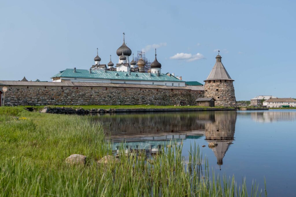 Соловецкий монастырь в зеркале озера