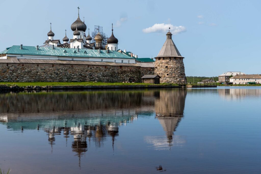 Соловецкий монастырь в зеркале северной воды
