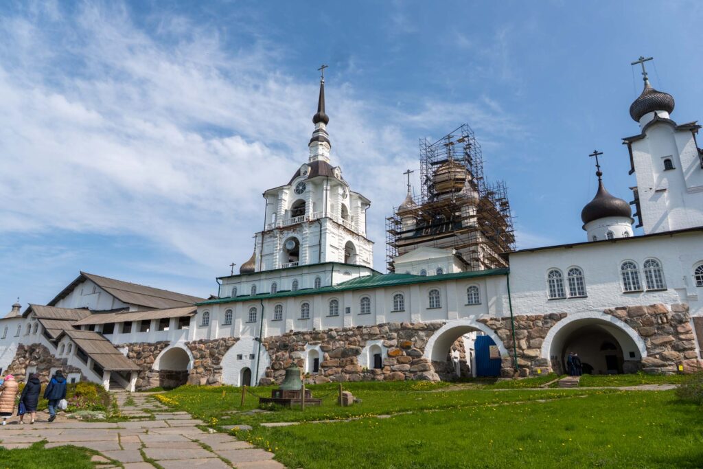 Спасо-Преображенский собор Соловецкого монастыря над крышами