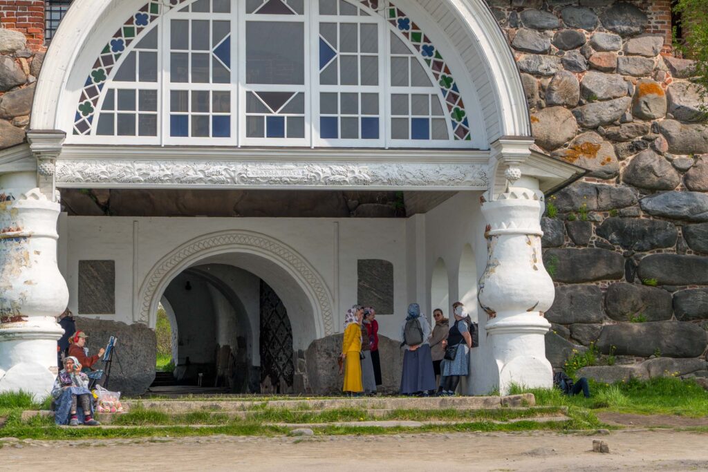 Святые ворота и паломники монастыря