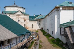 Внутренний двор Соловецкого монастыря летом