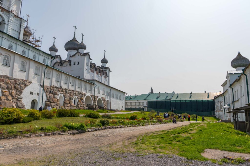 Внутренний двор Соловецкого монастыря весной