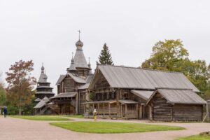 Деревянные постройки в Витославлицах
