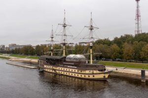 Фрегат Флагман на Волхове