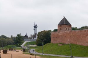 Монумент Победы и стены детинца