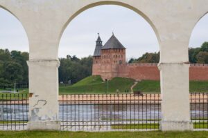 Новгородский детинец в арке Гостиного двора