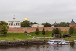 Теплоход у стен Новгородского детинца
