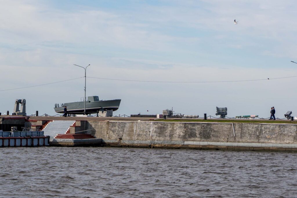 Берег у воды в Кронштадте рядом с морской набережной и причалом