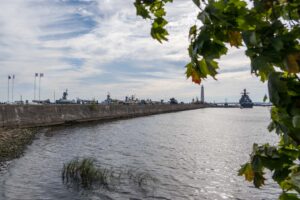 Гавань Кронштадта и маяк с видом на корабли