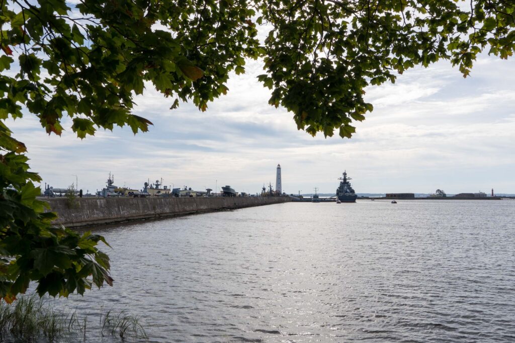 Гавань Кронштадта под кронами деревьев и морским горизонтом