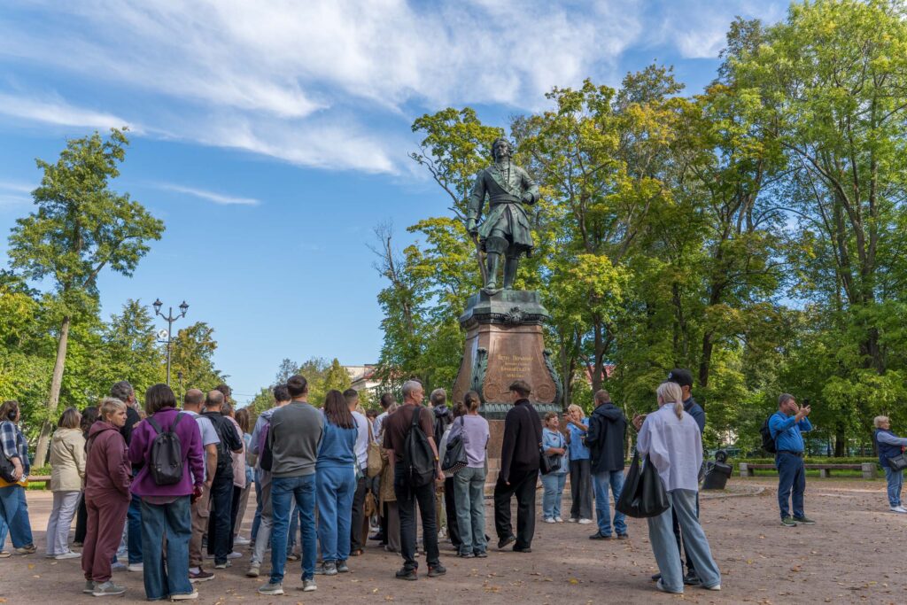 Группа у памятника Петру в Кронштадте во время прогулки