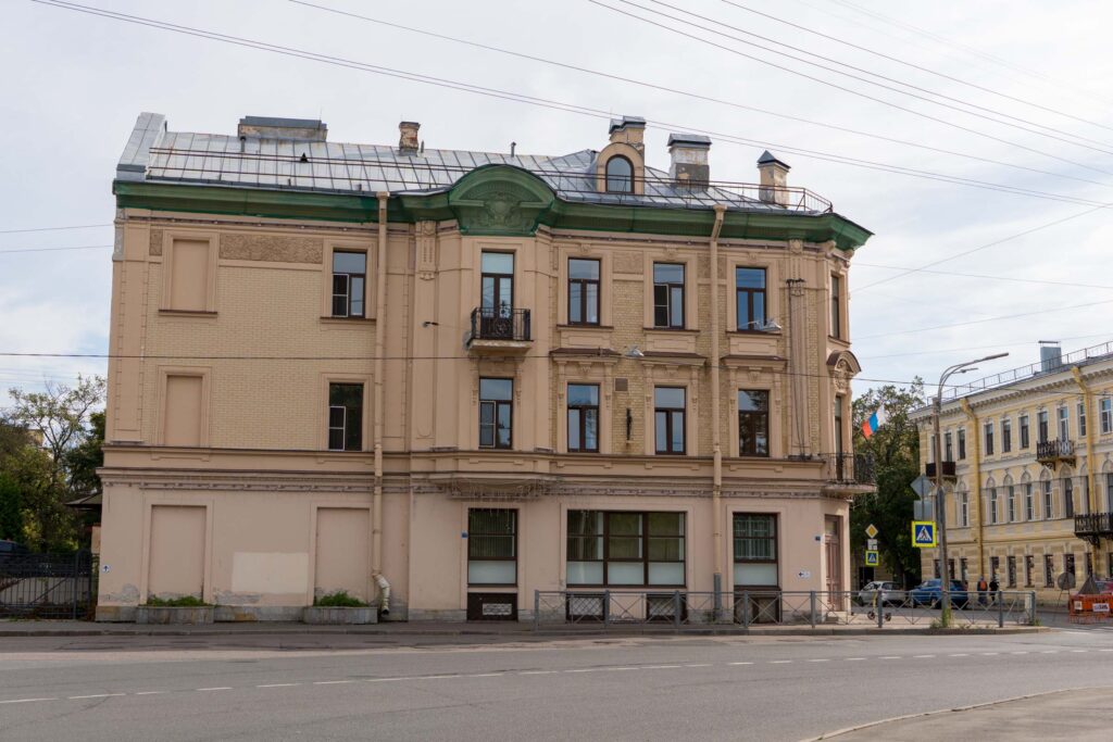 Исторический дом в Кронштадте на городской улице у канала